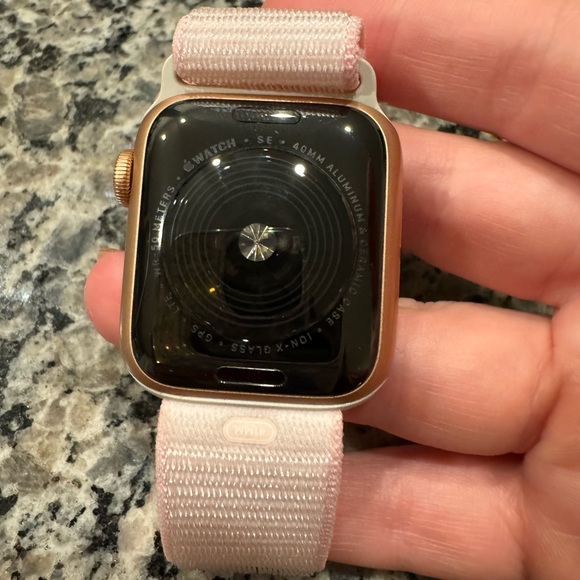 Apple Watch - SE 1st Gen - 40mm - Picture 2 of 4